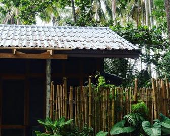 Cozy cottage surrounded by nature next to the beach. - Chumphon - Gebäude
