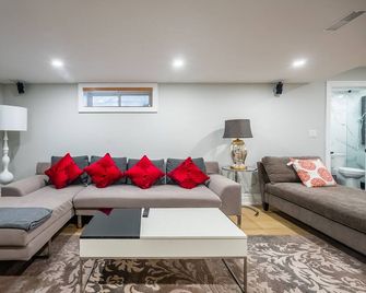 Luxury Lakeview Walkout Basement Apartment - Mississauga - Living room
