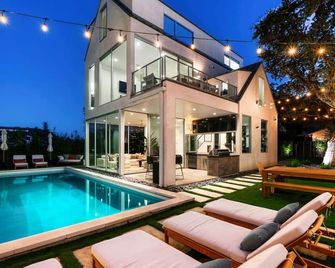 Sleeps 15, Heated Pool, Hot Tub, Golf, Game Room - Austin - Pool