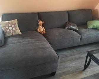 Waterman Hill Guest House - Canton - Living room