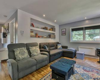 Cozy Chalet with River Access, Sauna & Nature - Chertsey - Salon