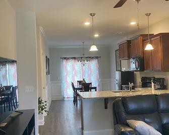 Home Away From Home4br3.5bathparkbiketrailpoolgympondcameraswifi - Port Wentworth - Living room