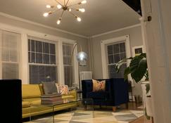 Luxurious Special Mid Century Modern 1br Next To Albany Med - Albany - Living room