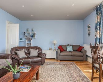 Gadlys House - Waters Edge - Beaumaris - Living room