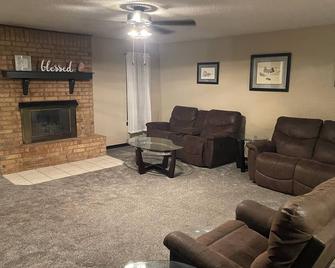 Family-sized home in quiet neighborhood in Weatherford, OK - Weatherford - Living room