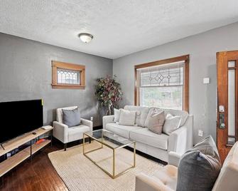 Centrally located, cheerful, spacious 3-bedroom home. - Cleveland - Living room