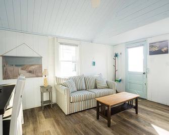 Short walk to Short Sands and Long Sands Beaches! Affordable vacation in York! - Cape Neddick - Living room