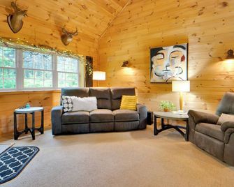 Amazing cabin in the Finger Lakes! Hiking, wineries, restaurants..etc! Pets ok - Naples - Sala de estar