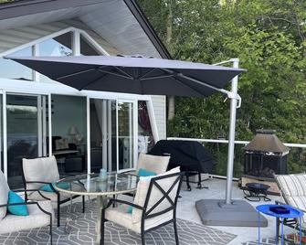 Over water Beach house with pickleball - Parry Sound - Binnenhof