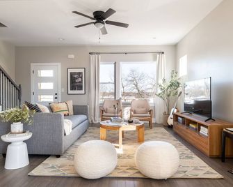 Shelton by AvantStay | Stylish & Spacious Nashville Townhouse w/ Modern Design - Nashville - Living room