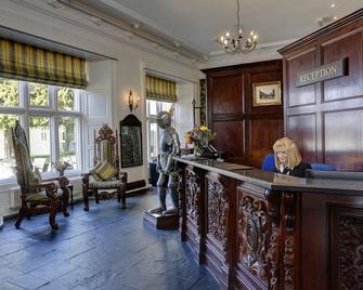 Walworth Castle Holiday Cottage - Darlington - Front desk
