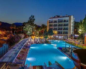 Kervansaray Marmaris Hotel & Aparts - Marmaris - Piscina