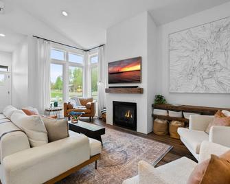 Lake Proximity: Cozy Home, Hot Tub, Bbq, Skiing - Ponderay - Living room