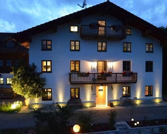 Marina: 1-2 pers., 43sqm, WLAN, 1st floor - Chieming - Gebäude