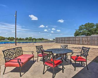 Home in Historic Waxahachie with Yard and Patio! - Waxahachie - Patio