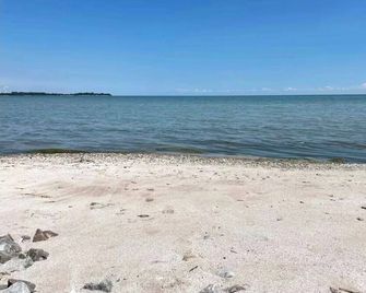Directly on the Lake Erie with Private Lake Entrance! Kayaks, BBQ + Firepit - Nanticoke - Beach