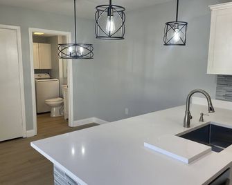 Beautifully redone Townhome Near Everything in West Palm Beach - ווסט פאלם ביץ' - מטבח