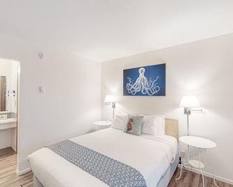 Cute beach room with fast WiFI - walk to downtown shops & eats - Bandon - Bedroom