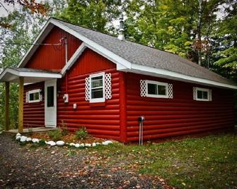 Knotty Pine - Iron River - Edificio