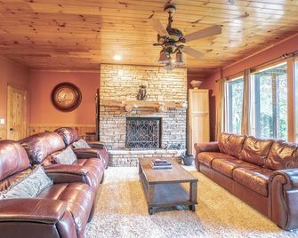 Three Homes- Smoke Rise Lodge and Barn Poppy's Plc - Dandridge - Obývací pokoj