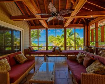 Secluded Oceanfront 4BR Luxury Villa - Fully Staffed on Camp Bay Beach, Roatan - Coxen Hole - Sala de estar