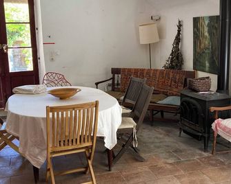 Un Mazet en famille dans le jardin - Saint-Hippolyte-du-Fort