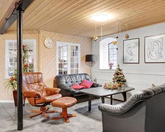Nice Apartment In Esbjerg V With Wifi - Esbjerg - Huiskamer