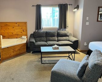 Saga Resort - Wasaga Beach - Living room