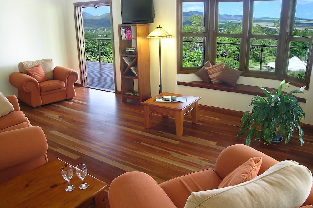 The Summit Bed & Breakfast - Atherton - Living room