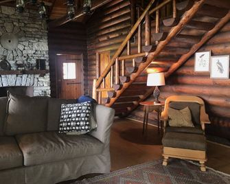 Private Lakefront Acre and 4br Log Cabin - - Syracuse - Sala de estar