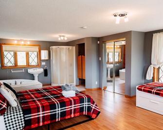 Zenitude 3 - Cheerful 4 bedroom cottage - hot tub - river front - Lac-Simon (Outaouais) - Bedroom