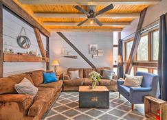 Country Escape with Fire Pit Near French Creek! - Cambridge Springs - Wohnzimmer