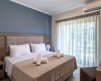 Nancy's budget villa with pool & Jacuzzi by 'elite' - Laganas - Schlafzimmer