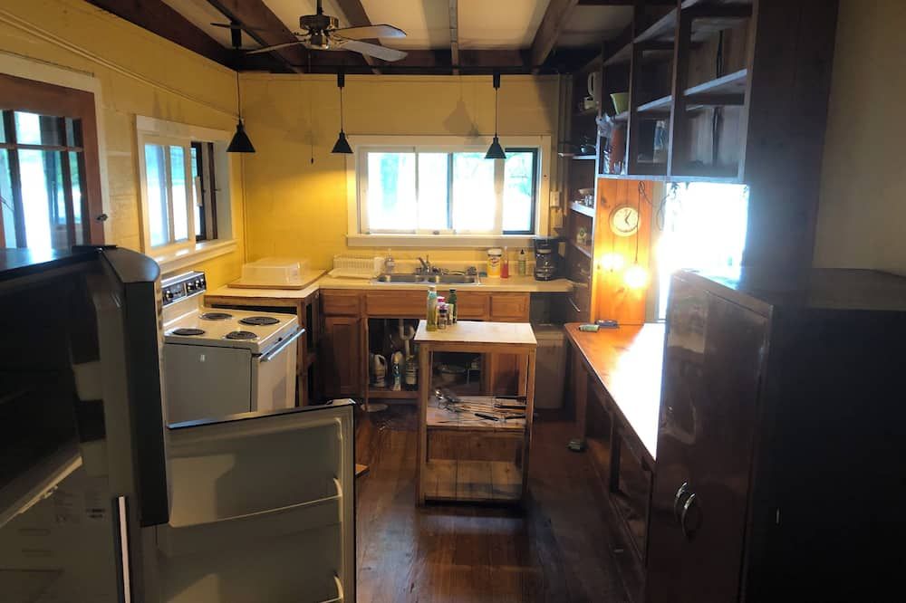 Rustic 2-bedroom cabin on Mountain Lake, Towanda PA