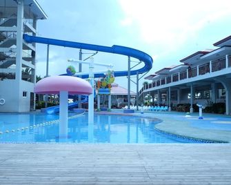 CML Beach Resort & Water Park - Lemery - Piscina