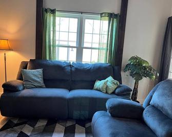 Charming 2-bedroom condo with WiFi, AC in lovely Edmond - Edmond - Living room