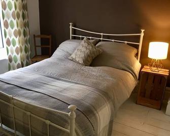 Cathedral view, stunning 3 bedroom townhouse - Salisbury - Bedroom