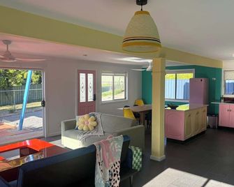 The Rainbow House - Dungog - Living room