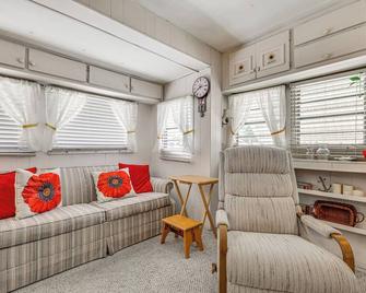 Swim, Fish & Play: Pet-Friendly Gem in Fort Myers - Fort Myers - Living room