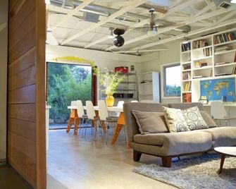A modern rustic retreat - Thousand Oaks - Wohnzimmer