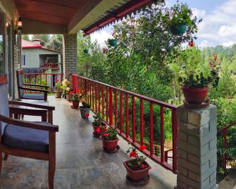 Majkhali Woods Ranikhet By Himalayan Eco Lodges - Kausani - Balkón