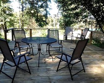 Modern A-Frame Cabin with a Hot Tub near Millwood Lake, Arkansas - Ashdown - Patio