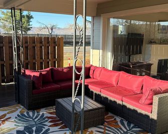 Classy Farm Style Home close to everything you need for your Colorado Stay - Golden - Balcony