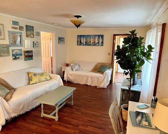 Cozy 3 bedroom,2 full bath cottage with big yard and deck near private beach. - Wareham - Sala de estar