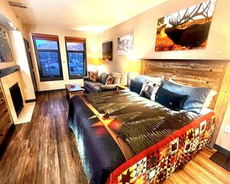 Remodeled Studio At The Monache. Steps To The Village. Behaved Dogs Welcomed. - Mammoth Lakes - Bedroom