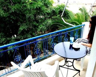 Hotel George - Agios Kirykos - Balkon
