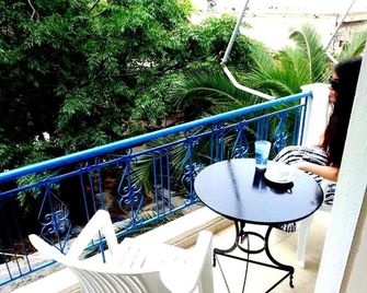 Hotel George - Agios Kirykos - Balkon