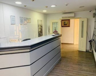 Hostal Henares - San Fernando de Henares - Front desk