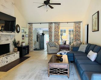 The Retreat - Entire Residential Home! - Daphne - Living room