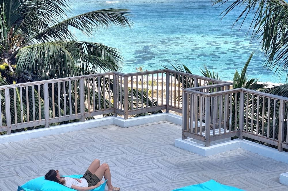 Overlooking ocean that meets cloudless sky, Coral Inn is a sanctuary of serenity - Thulusdhoo - Balkon